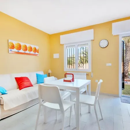 Maria I With Private Pool شقة